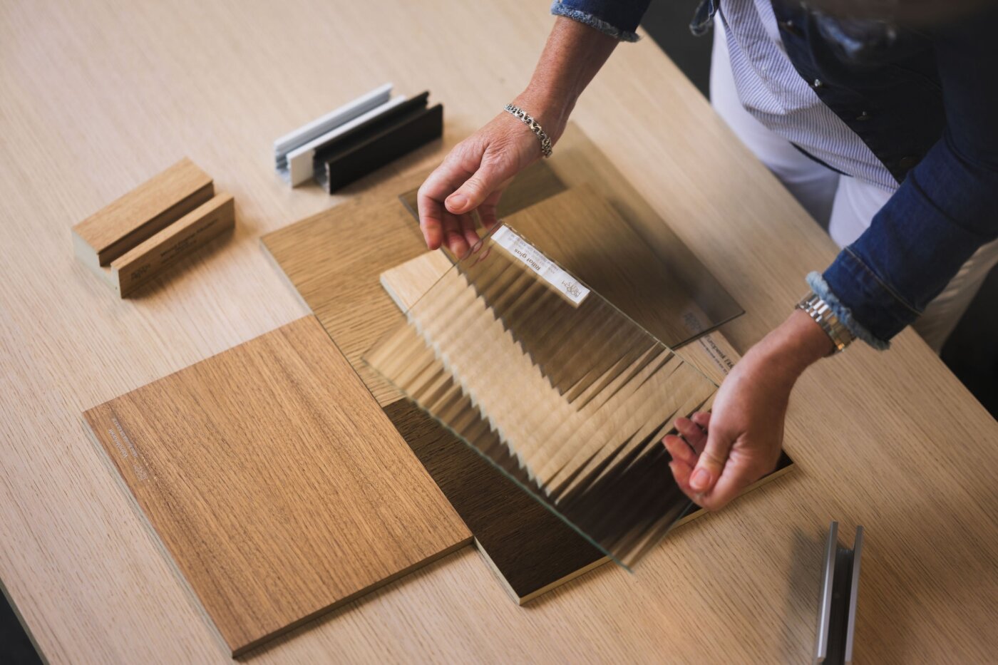 Hållbarhet och återbruk med systemväggar och hållbara materialval hos Roommejts